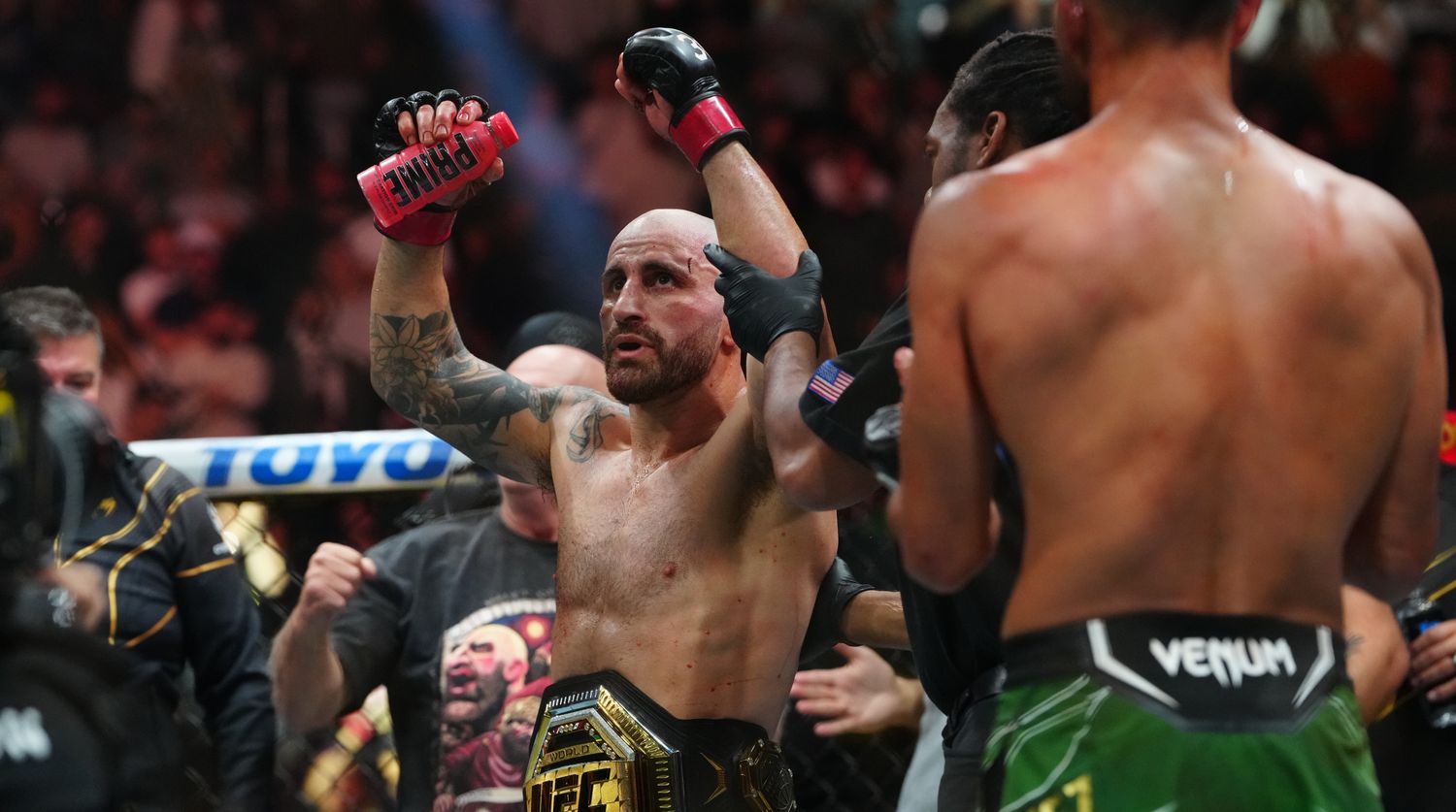 Alexander Volkanovski (red gloves) reacts after defeating Yair Rodriguez